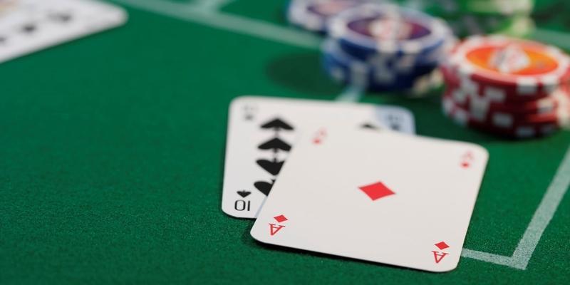 Carte da poker sul tavolo verde
