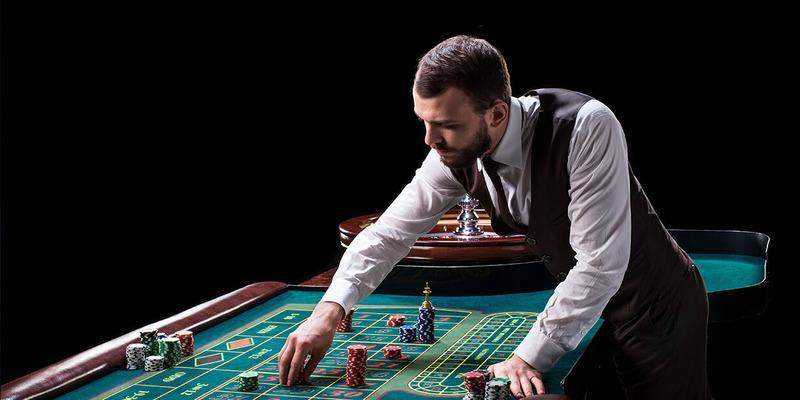 Croupier della roulette che posiziona le fiches sul tavolo da gioco - Come giocare alla roulette