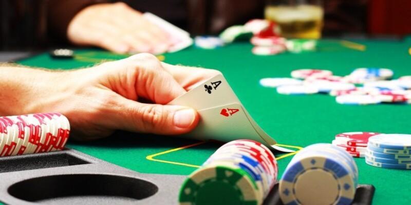 Giocatore che mostra le sue carte da poker
