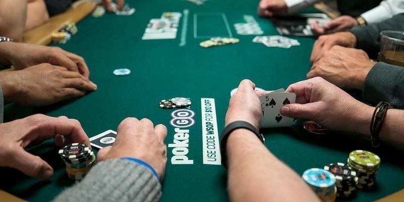 Giocatori che giocano sul tavolo verde da poker – Strategie poker