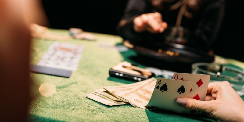 Ragazza che mostra le sue carte da poker sul tavolo verde