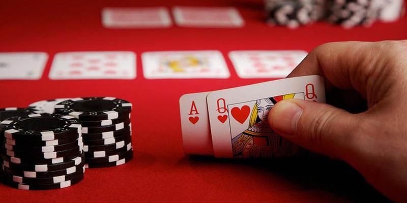 Ragazzo che mostra le sue carte da poker – Strategie poker