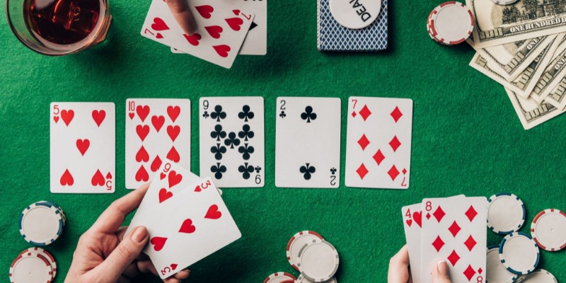 Tre giocatori che tengono in mano le carte da poker