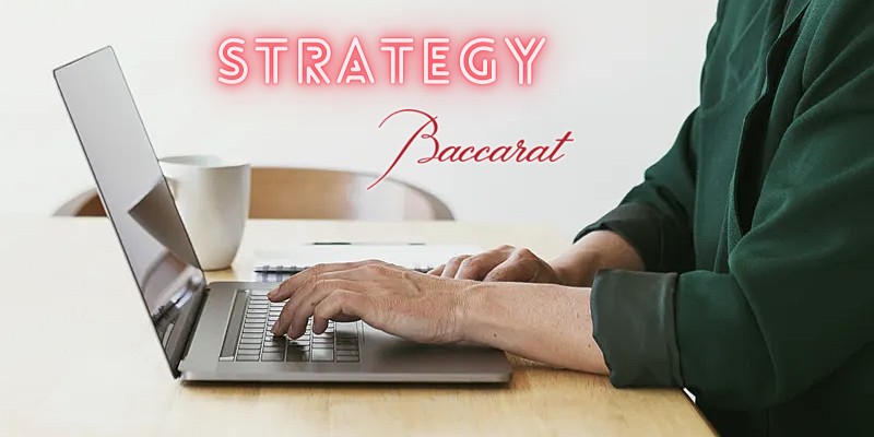 Uomo con le mani appoggiate sulla tastiera del notebook con una scritta in sovrimpressione (Strategy Baccarat) – Come si gioca a Baccarat