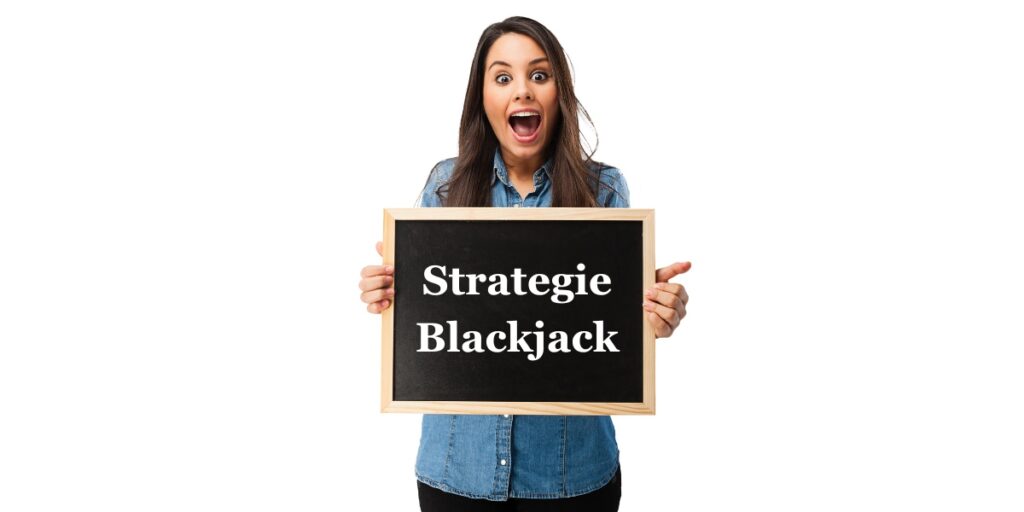 Ragazza allegra che mostra una lavagna con su scritto (Strategie Blackjack)